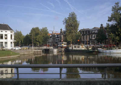 800619 Gezicht op de Weerdsluis te Utrecht, vanaf de Nieuwekade, met op de achtergrond de Bemuurde Weerd O.Z.